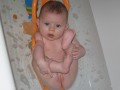 Elya dans son bain essaye d'attraper ses pieds - 012 * 1024 x 768 * (64KB)